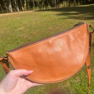 Lyons Leather Bee Bag Honey Color